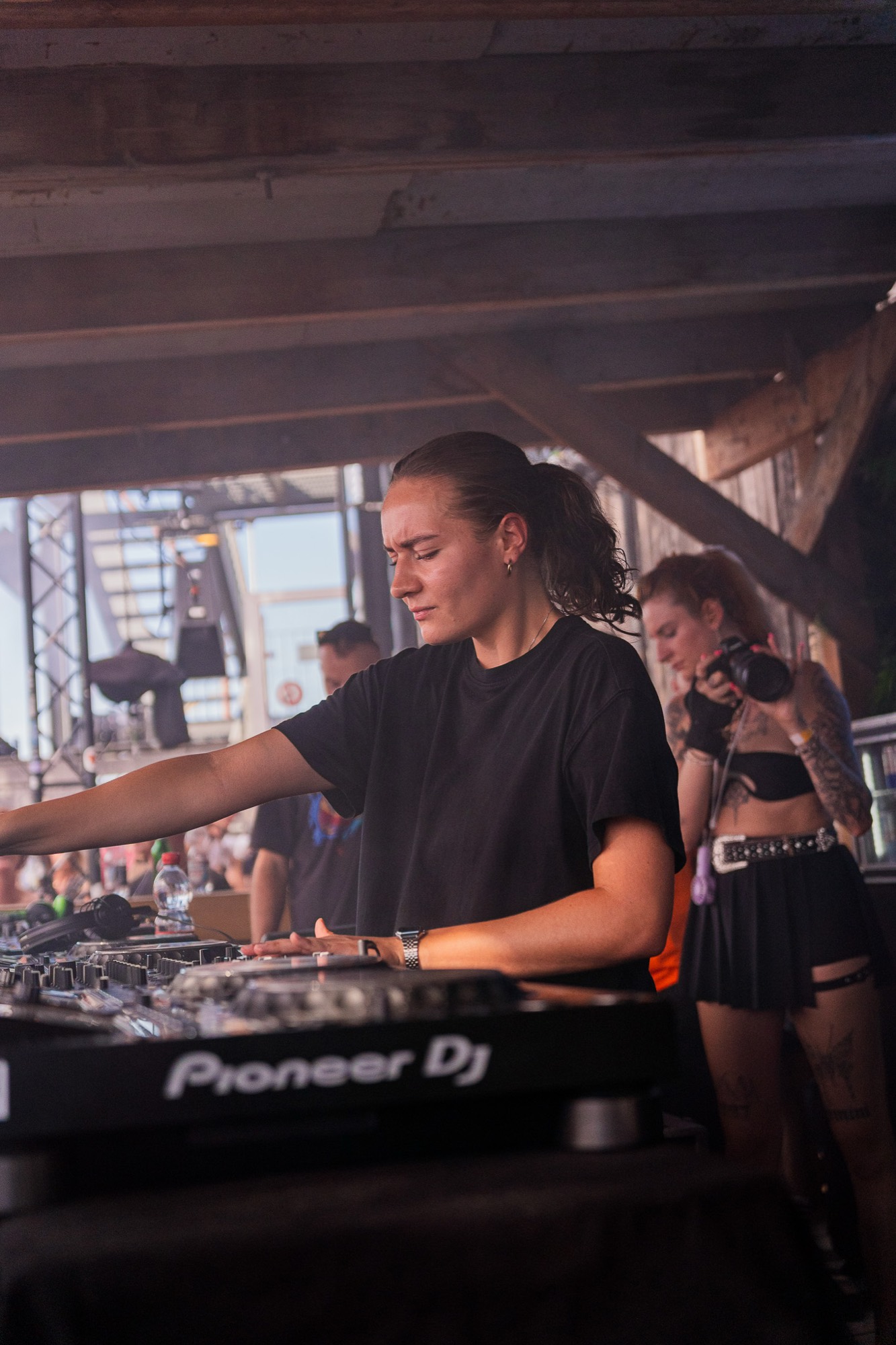Louisa Pitz behind the decks